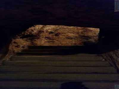 La grotta di via De Anellis, accessibile attraverso una scalinata messa in sicurezza dai proprietari dello stabile in cui � inserita